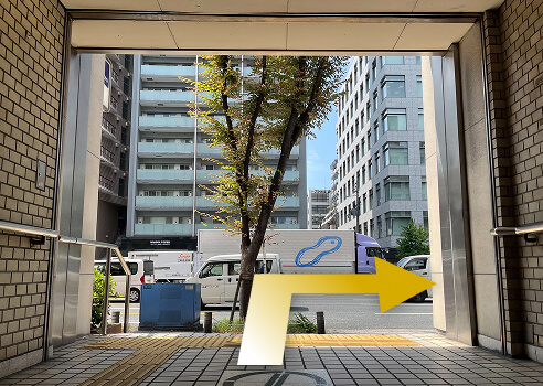 1.南森町駅１番出口から地上に出て、右に進みます。