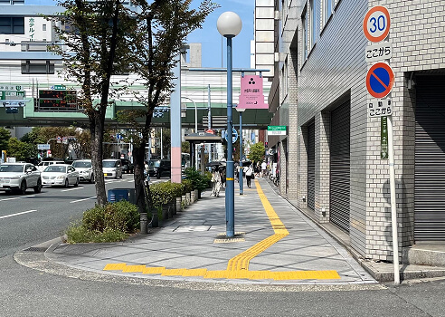 2.直進すると阪神高速の高架が見えてきます。