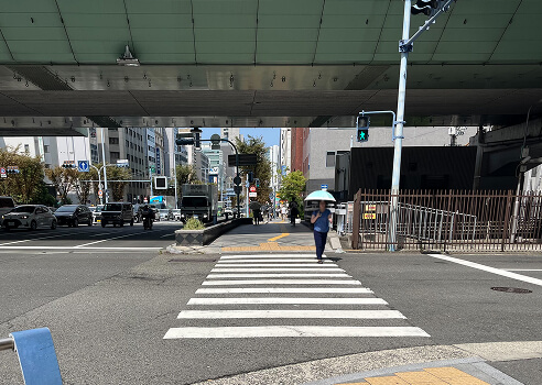 3.阪神高速の高架下の横断歩道を渡ります。