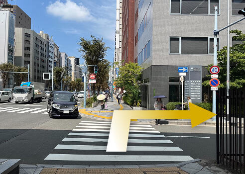 4.２つめの横断歩道を渡り終えたら、右折します。